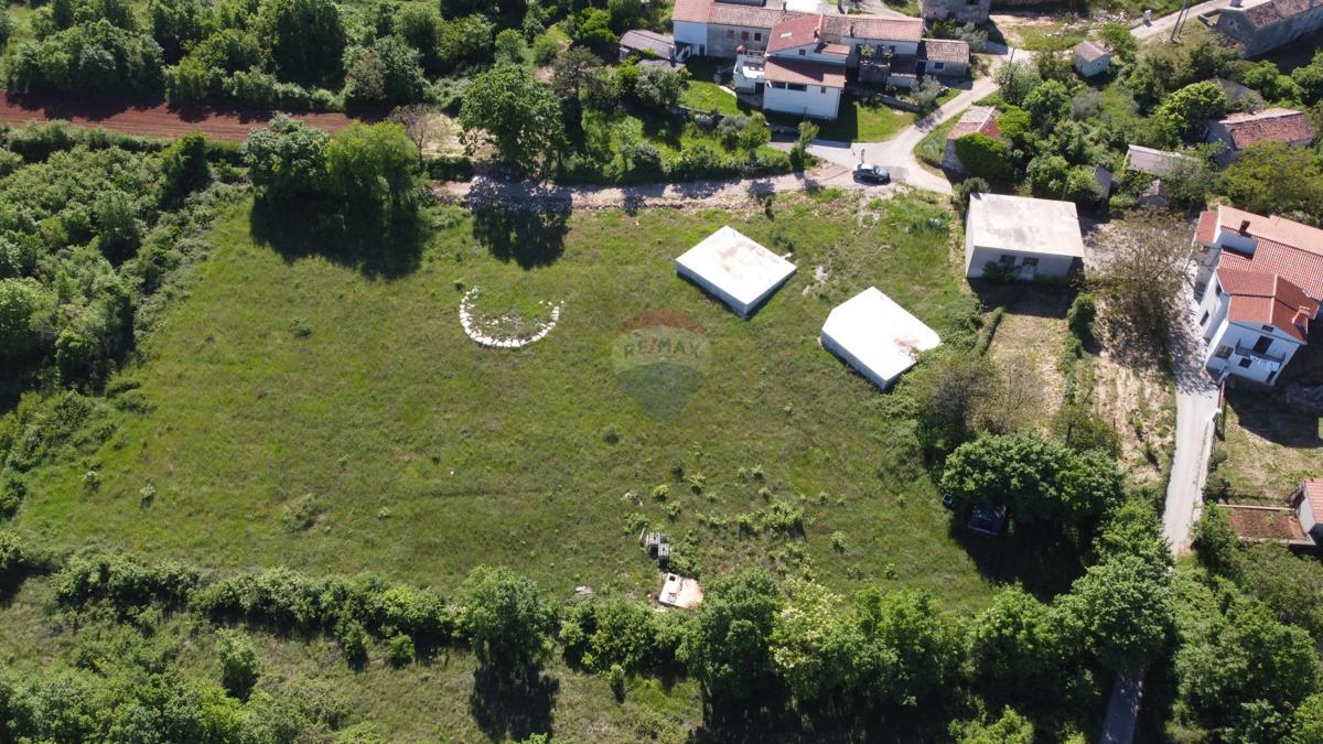 ISTRIA, PIĆAN - Building land 2000m2 + farmland. 4000m2, construction started 