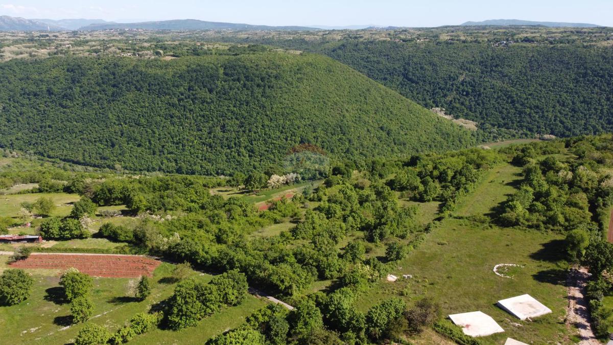 ISTRIA, PIĆAN - Building land 2000m2 + farmland. 4000m2, construction started 