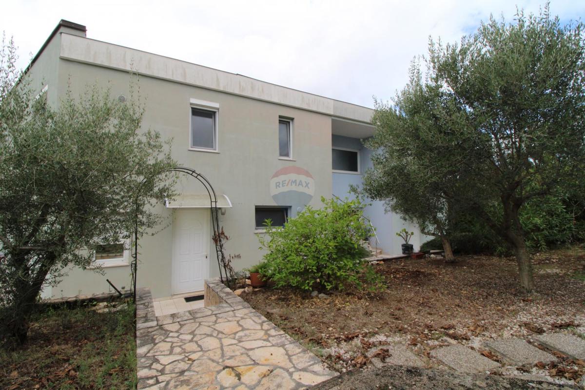 ISTRIA, KAŠTEL - Appartamento trilocale 87 m2 con garage, vista mare! 