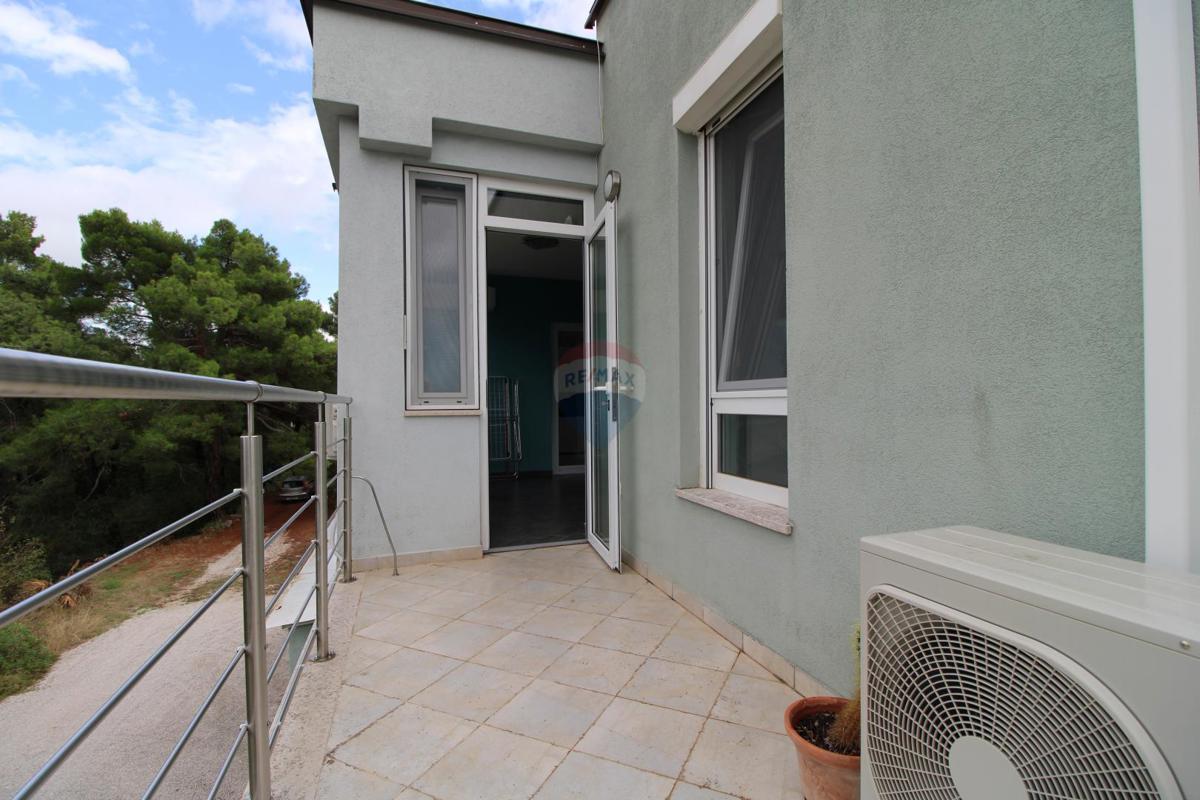 ISTRIA, KAŠTEL - Appartamento trilocale 87 m2 con garage, vista mare! 