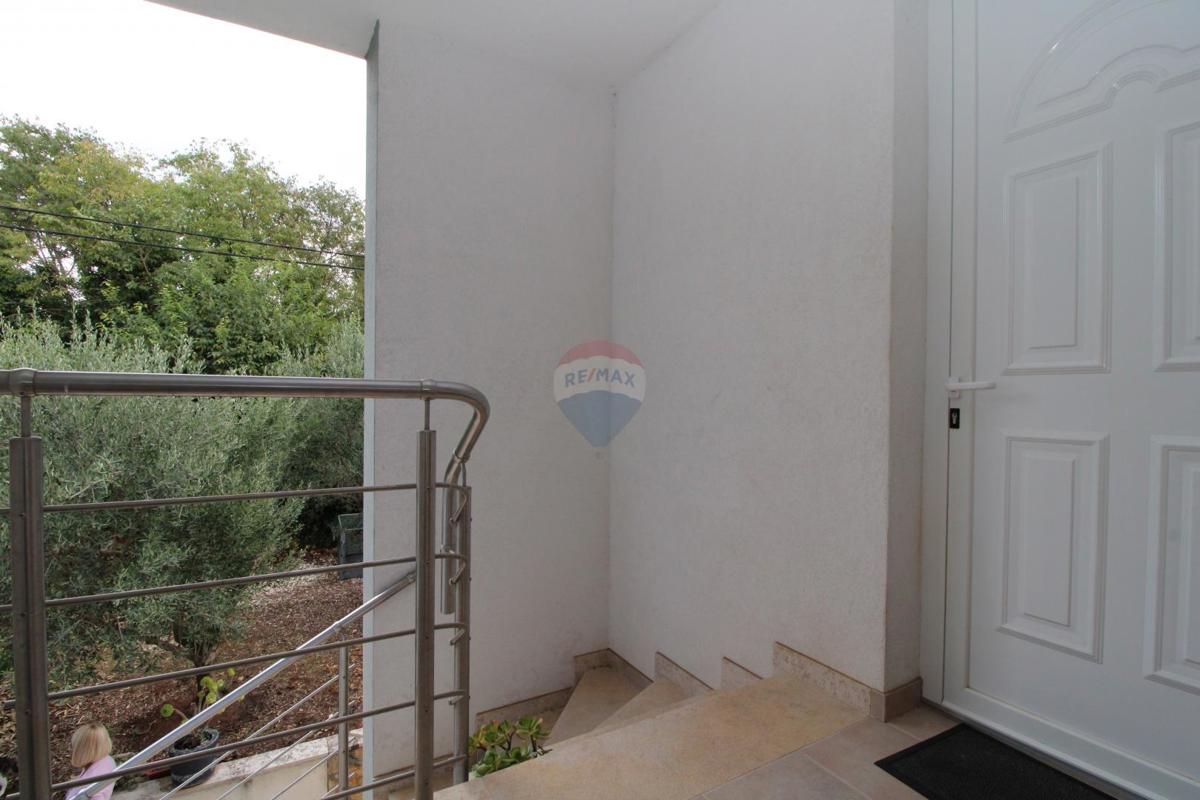 ISTRIA, KAŠTEL - Appartamento trilocale 87 m2 con garage, vista mare! 