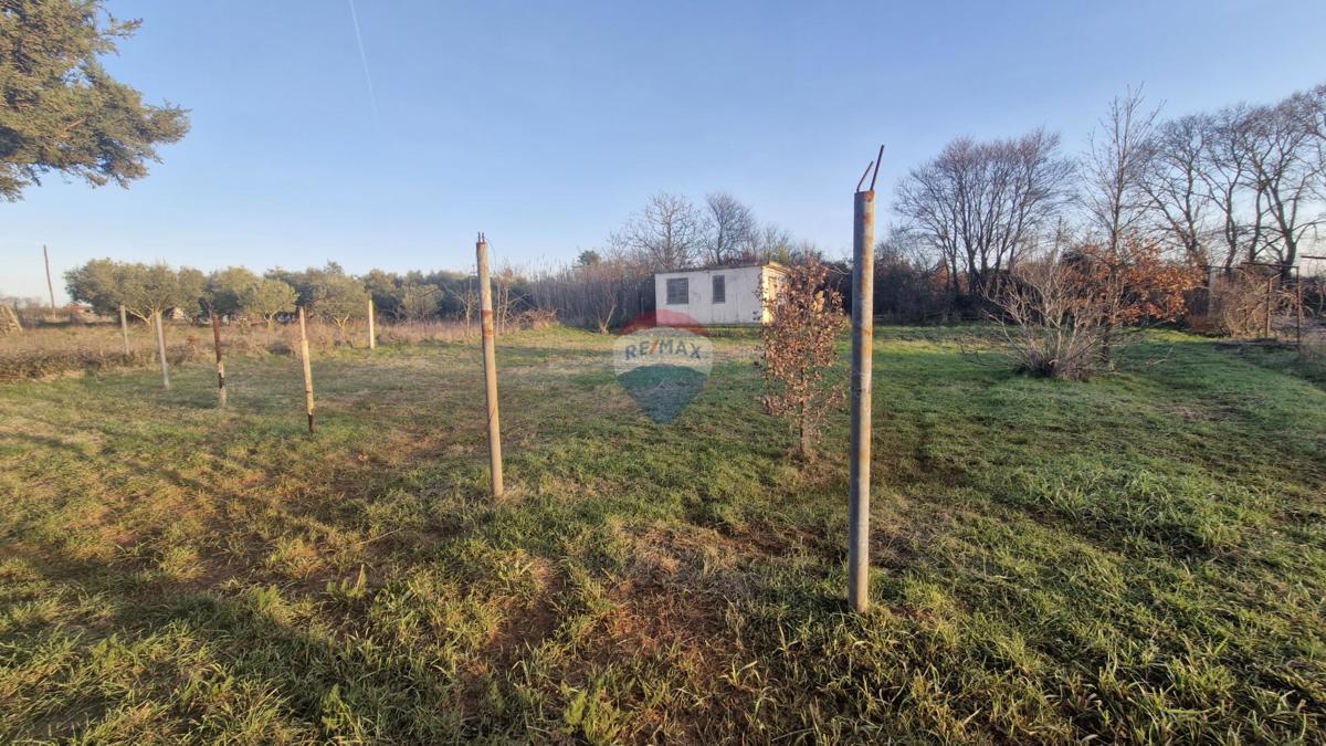 Istria, Fasana, dintorni – posizione tranquilla, terreno ai margini della zona edificabile