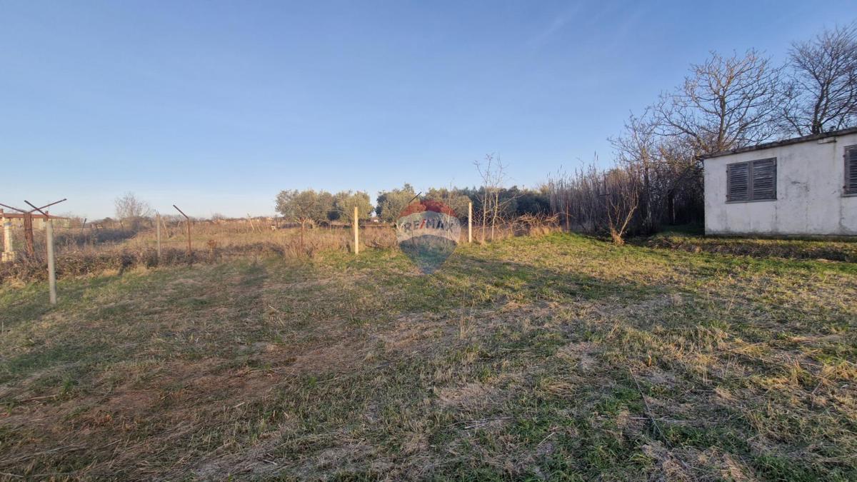 Istria, Fasana, dintorni – posizione tranquilla, terreno ai margini della zona edificabile