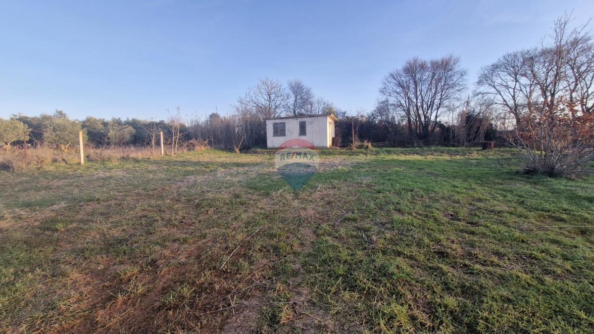 Istria, Fasana, dintorni – posizione tranquilla, terreno ai margini della zona edificabile