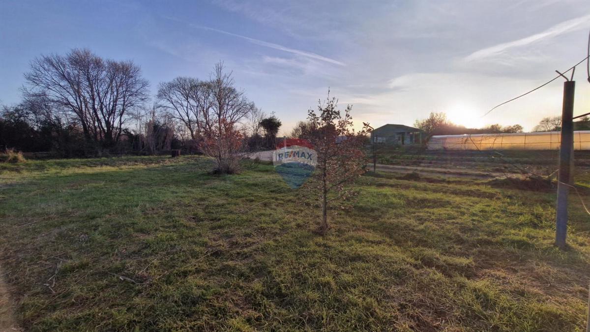 Istria, Fasana, dintorni – posizione tranquilla, terreno ai margini della zona edificabile