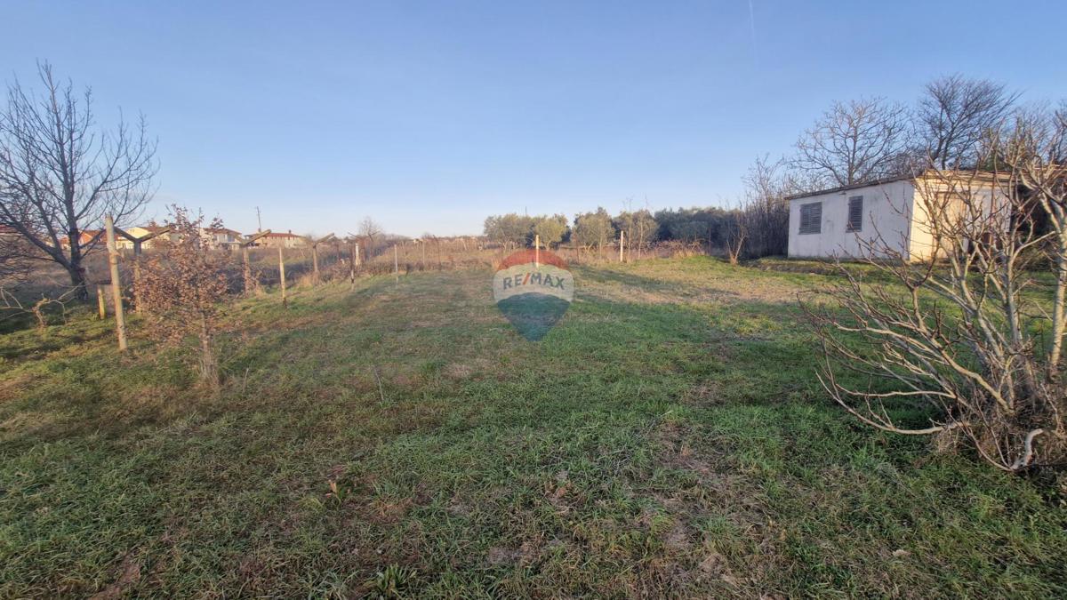 Istria, Fasana, dintorni – posizione tranquilla, terreno ai margini della zona edificabile