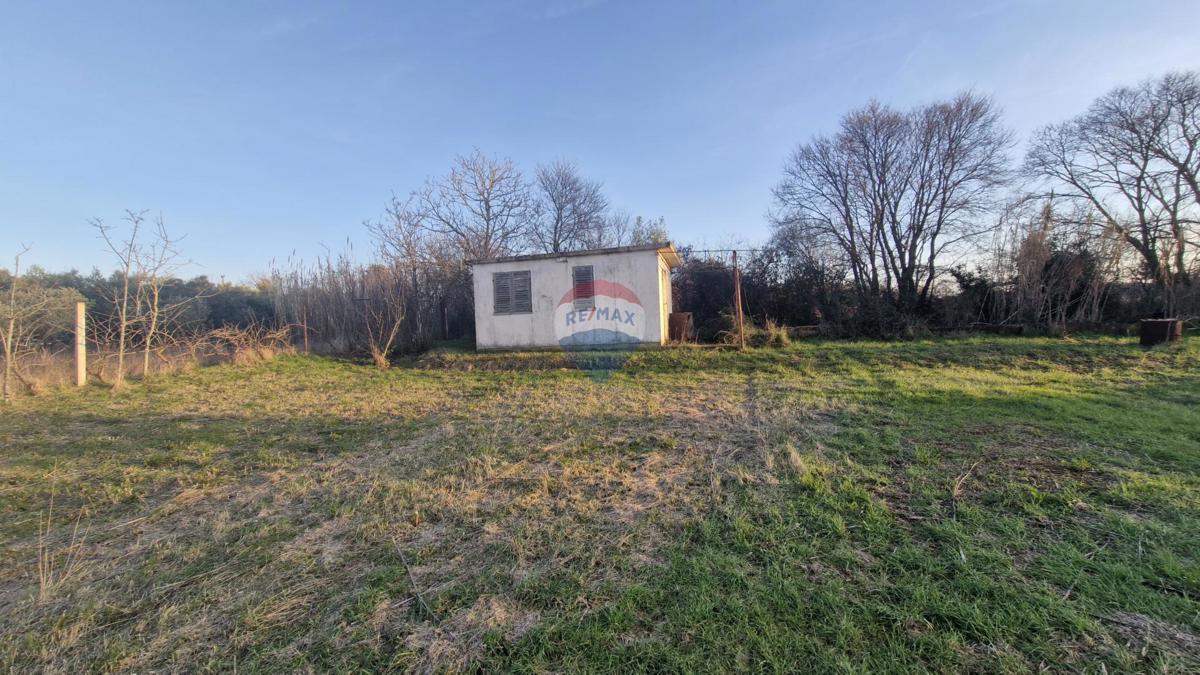 Istria, Fasana, dintorni – posizione tranquilla, terreno ai margini della zona edificabile