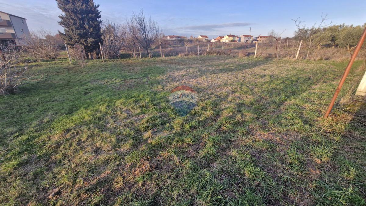 Istria, Fasana, dintorni – posizione tranquilla, terreno ai margini della zona edificabile