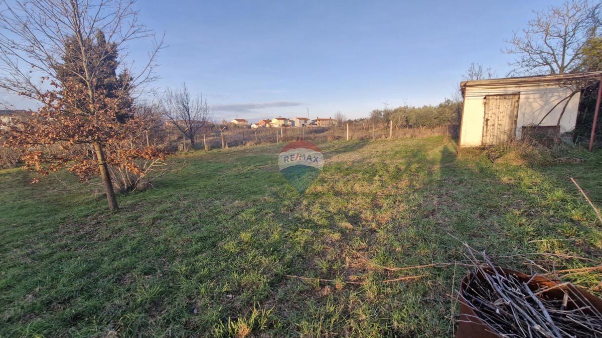 Istria, Fasana, dintorni – posizione tranquilla, terreno ai margini della zona edificabile