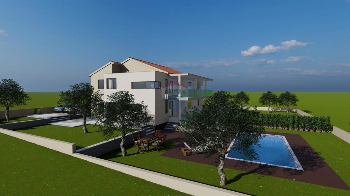 Casa con Ampio Giardino e Permesso di Costruzione, a Solo 1,5 km dal Mare