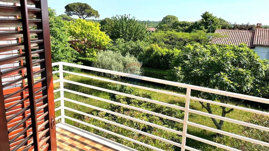 Casa con Ampio Giardino e Permesso di Costruzione, a Solo 1,5 km dal Mare