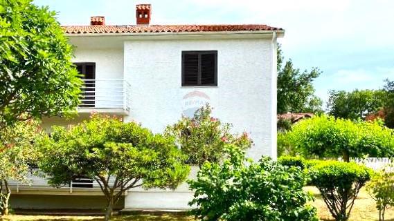 Casa con Ampio Giardino e Permesso di Costruzione, a Solo 1,5 km dal Mare