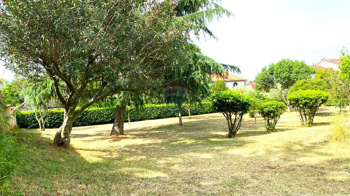 Casa con Ampio Giardino e Permesso di Costruzione, a Solo 1,5 km dal Mare