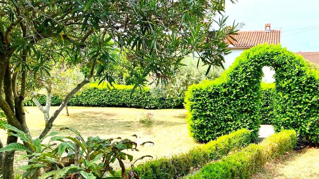 Casa con Ampio Giardino e Permesso di Costruzione, a Solo 1,5 km dal Mare