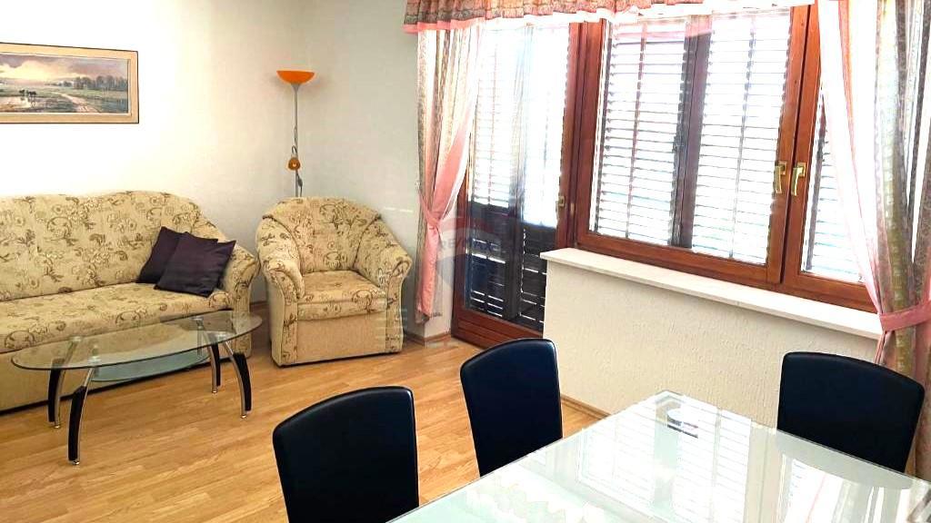 Casa con Ampio Giardino e Permesso di Costruzione, a Solo 1,5 km dal Mare