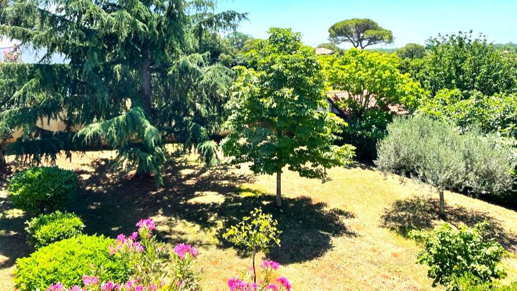 Casa con Ampio Giardino e Permesso di Costruzione, a Solo 1,5 km dal Mare