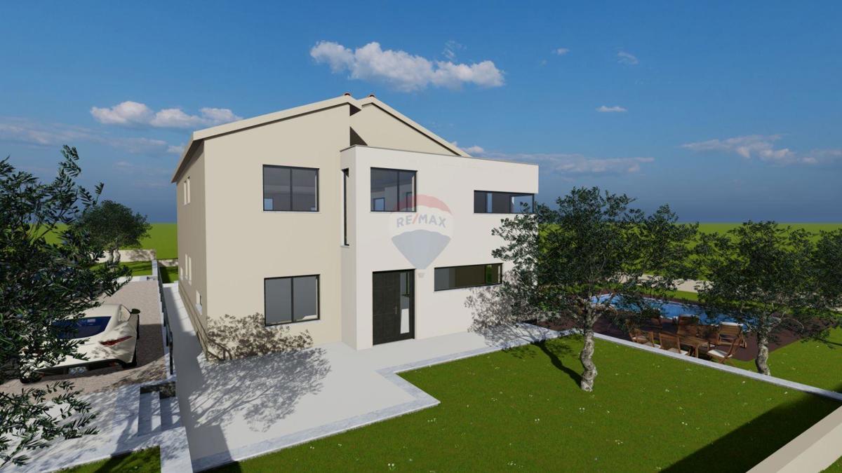 Casa con Ampio Giardino e Permesso di Costruzione, a Solo 1,5 km dal Mare