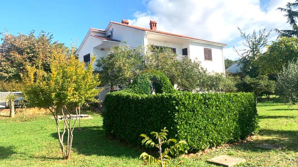 Casa con Ampio Giardino e Permesso di Costruzione, a Solo 1,5 km dal Mare