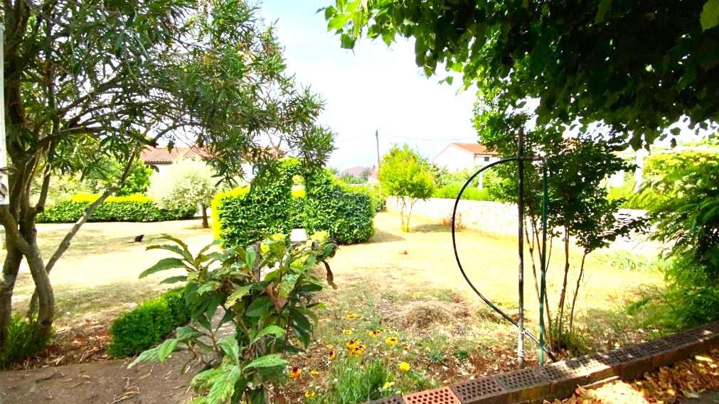 Casa con Ampio Giardino e Permesso di Costruzione, a Solo 1,5 km dal Mare