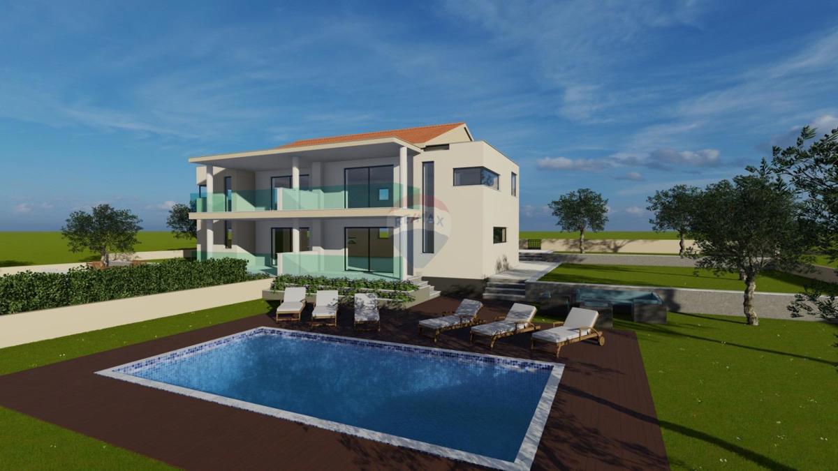 Casa con Ampio Giardino e Permesso di Costruzione, a Solo 1,5 km dal Mare