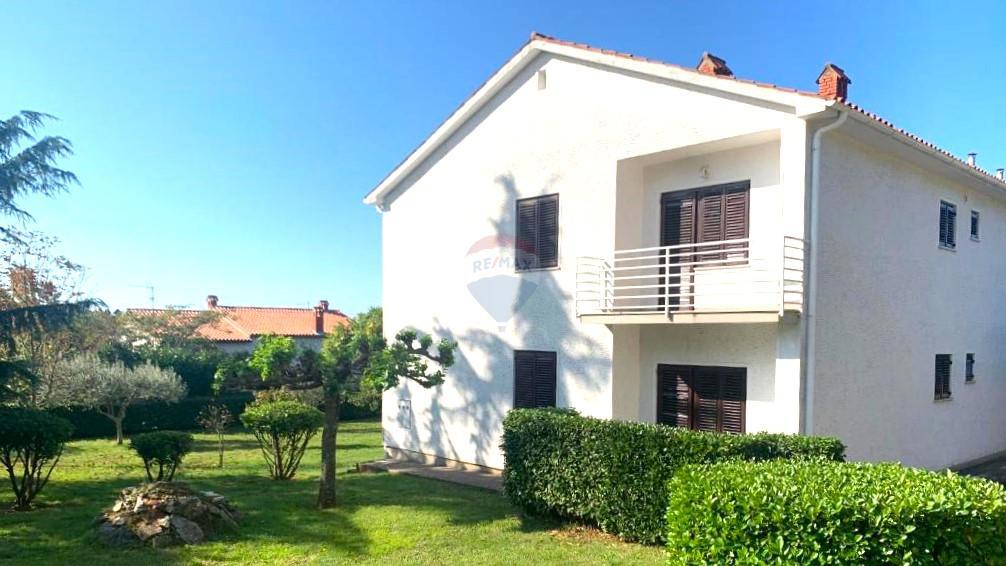 Casa con Ampio Giardino e Permesso di Costruzione, a Solo 1,5 km dal Mare