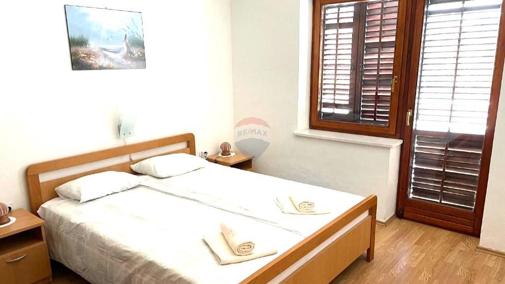 Casa con Ampio Giardino e Permesso di Costruzione, a Solo 1,5 km dal Mare