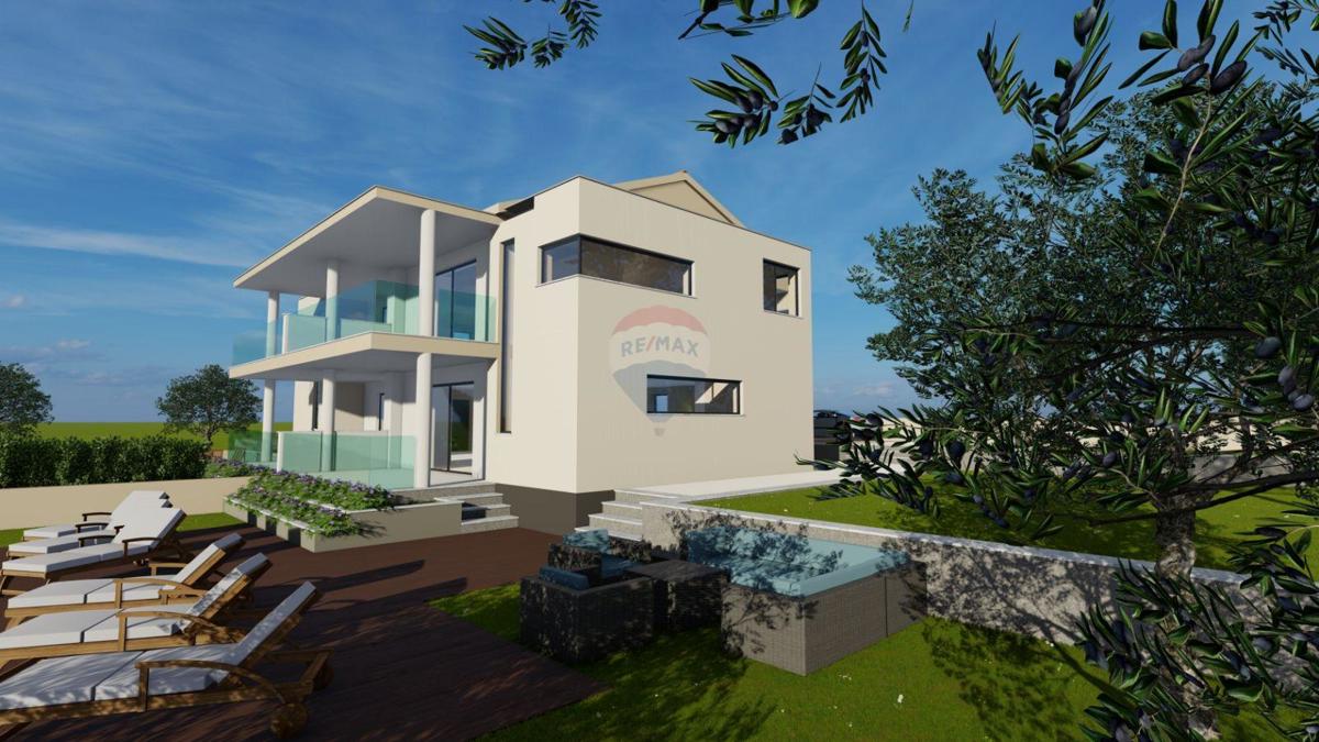 Casa con Ampio Giardino e Permesso di Costruzione, a Solo 1,5 km dal Mare