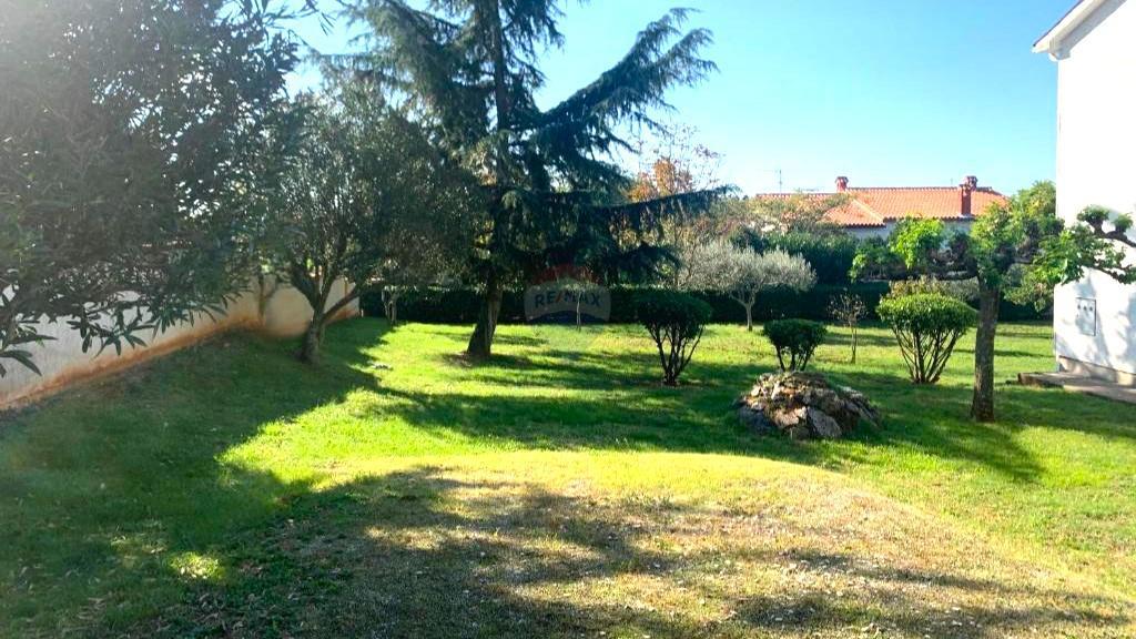Casa con Ampio Giardino e Permesso di Costruzione, a Solo 1,5 km dal Mare