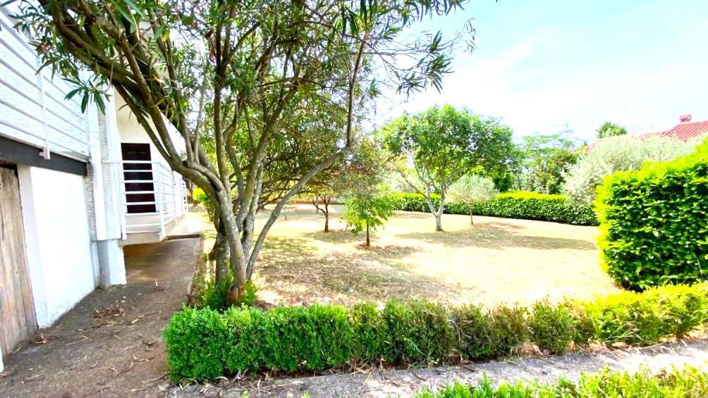 Casa con Ampio Giardino e Permesso di Costruzione, a Solo 1,5 km dal Mare