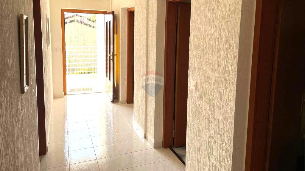Casa con Ampio Giardino e Permesso di Costruzione, a Solo 1,5 km dal Mare