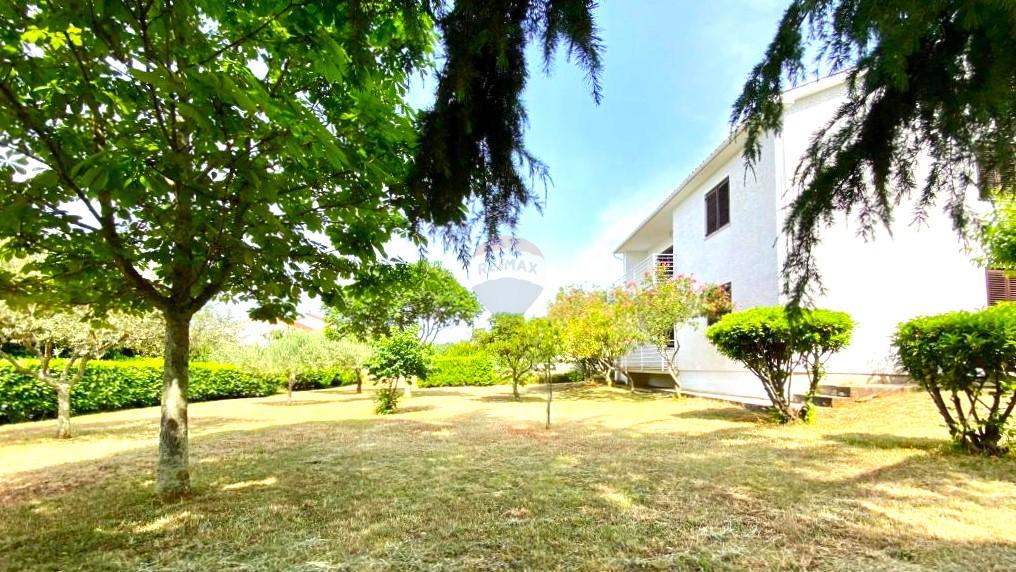 Casa con Ampio Giardino e Permesso di Costruzione, a Solo 1,5 km dal Mare