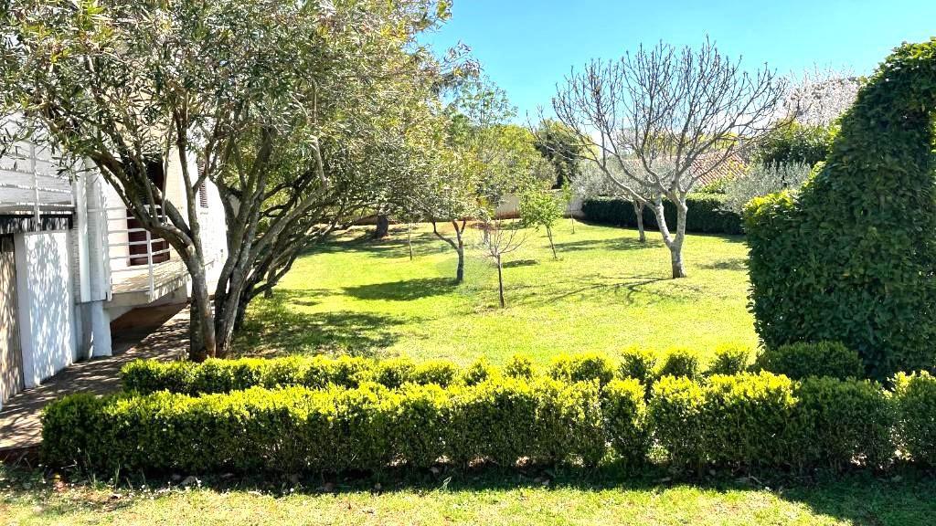 Casa con Ampio Giardino e Permesso di Costruzione, a Solo 1,5 km dal Mare
