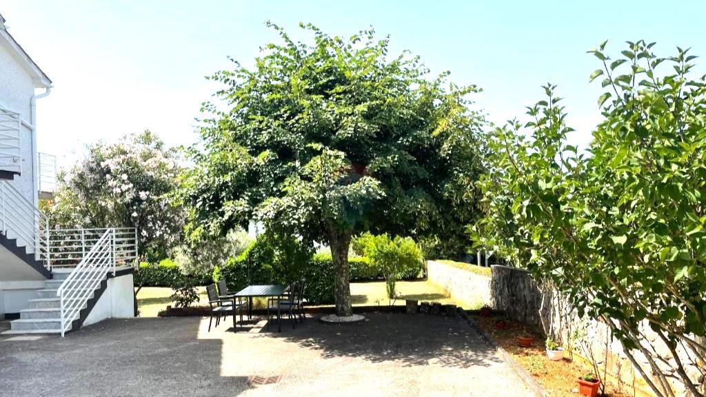 Casa con Ampio Giardino e Permesso di Costruzione, a Solo 1,5 km dal Mare