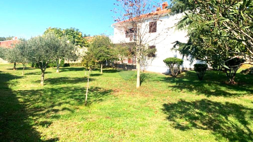Casa con Ampio Giardino e Permesso di Costruzione, a Solo 1,5 km dal Mare