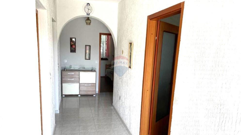 Casa con Ampio Giardino e Permesso di Costruzione, a Solo 1,5 km dal Mare