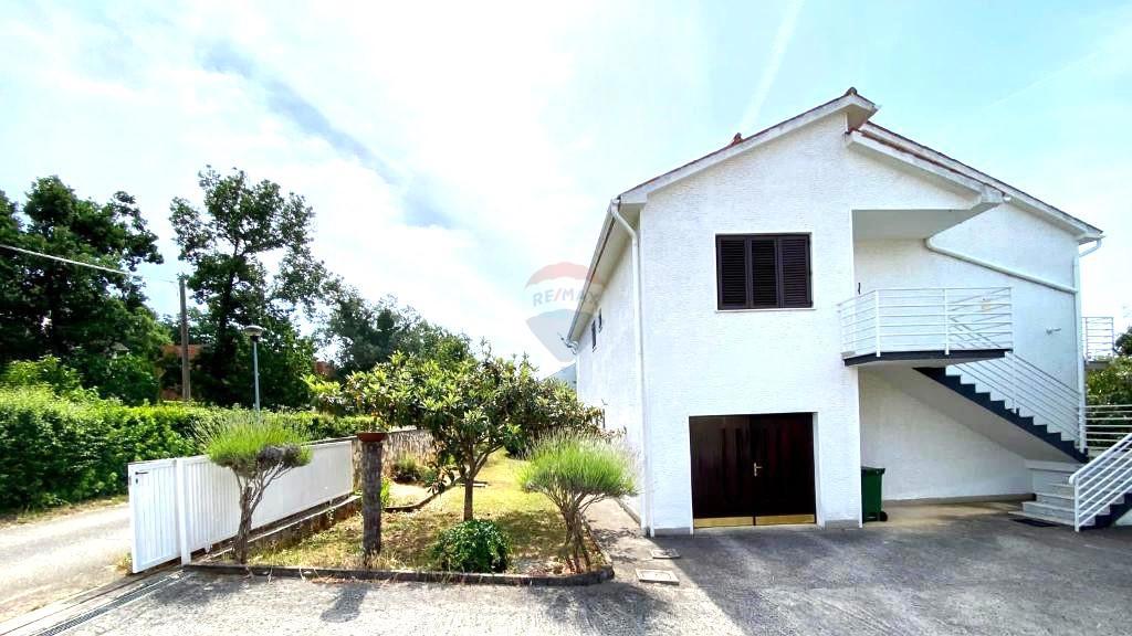 Casa con Ampio Giardino e Permesso di Costruzione, a Solo 1,5 km dal Mare