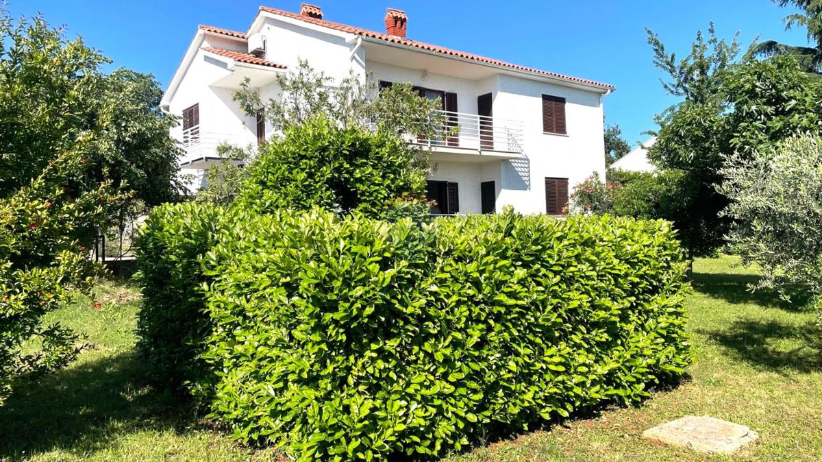 Casa con Ampio Giardino e Permesso di Costruzione, a Solo 1,5 km dal Mare