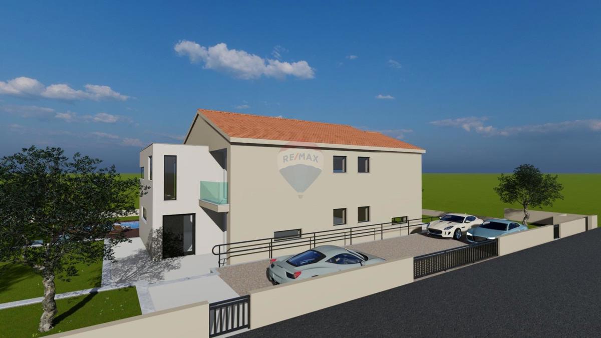 Casa con Ampio Giardino e Permesso di Costruzione, a Solo 1,5 km dal Mare