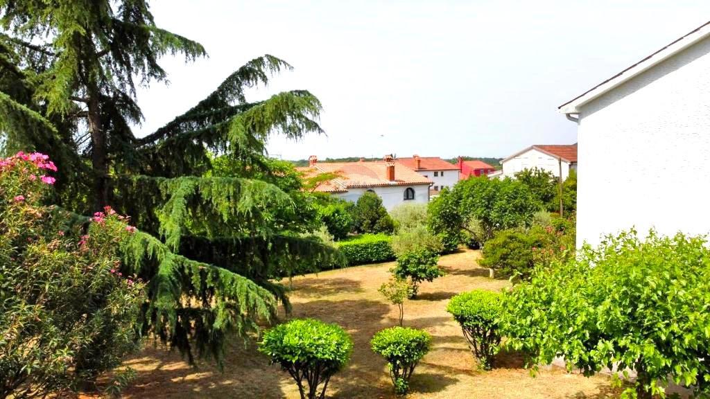 Casa con Ampio Giardino e Permesso di Costruzione, a Solo 1,5 km dal Mare