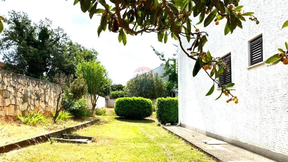 Casa con Ampio Giardino e Permesso di Costruzione, a Solo 1,5 km dal Mare