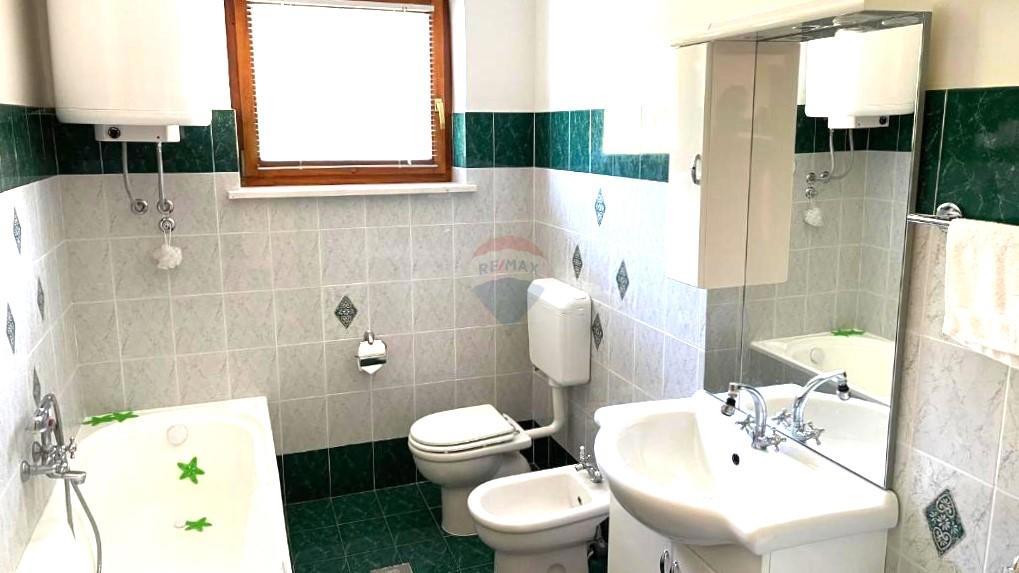 Casa con Ampio Giardino e Permesso di Costruzione, a Solo 1,5 km dal Mare