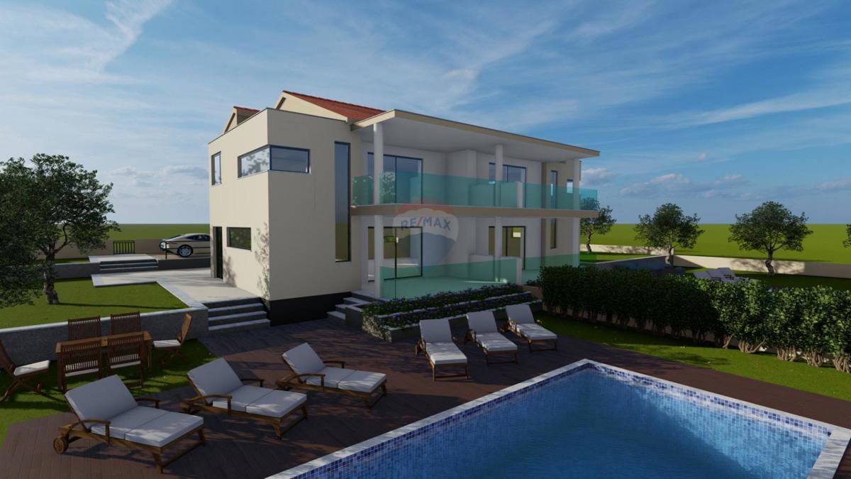 Casa con Ampio Giardino e Permesso di Costruzione, a Solo 1,5 km dal Mare