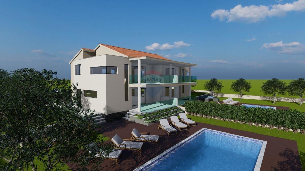 Casa con Ampio Giardino e Permesso di Costruzione, a Solo 1,5 km dal Mare