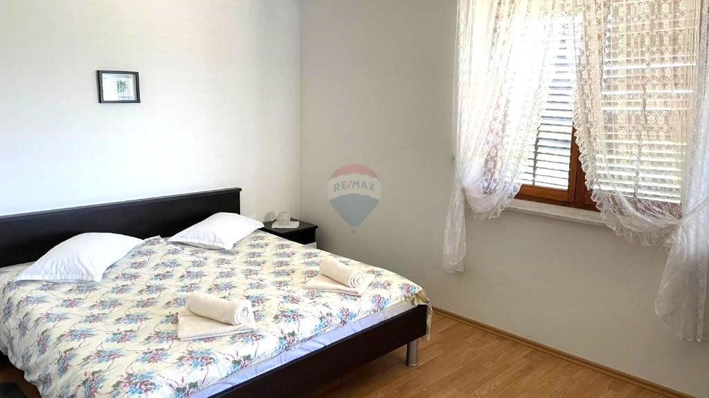 Casa con Ampio Giardino e Permesso di Costruzione, a Solo 1,5 km dal Mare