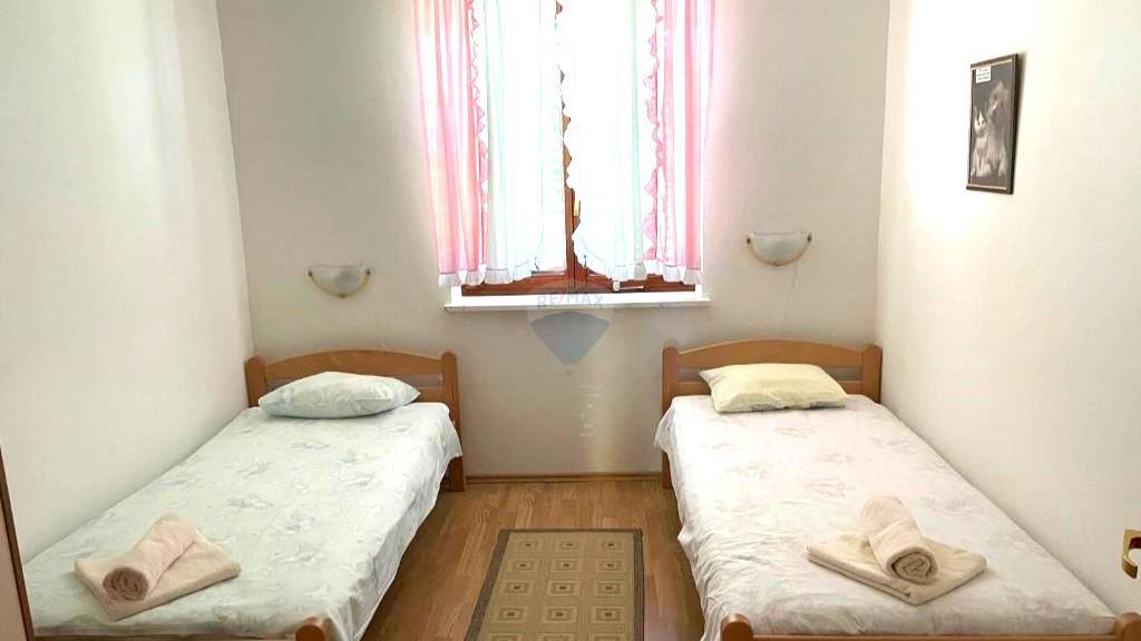 Casa con Ampio Giardino e Permesso di Costruzione, a Solo 1,5 km dal Mare