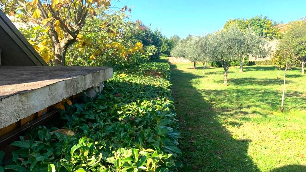 Casa con Ampio Giardino e Permesso di Costruzione, a Solo 1,5 km dal Mare