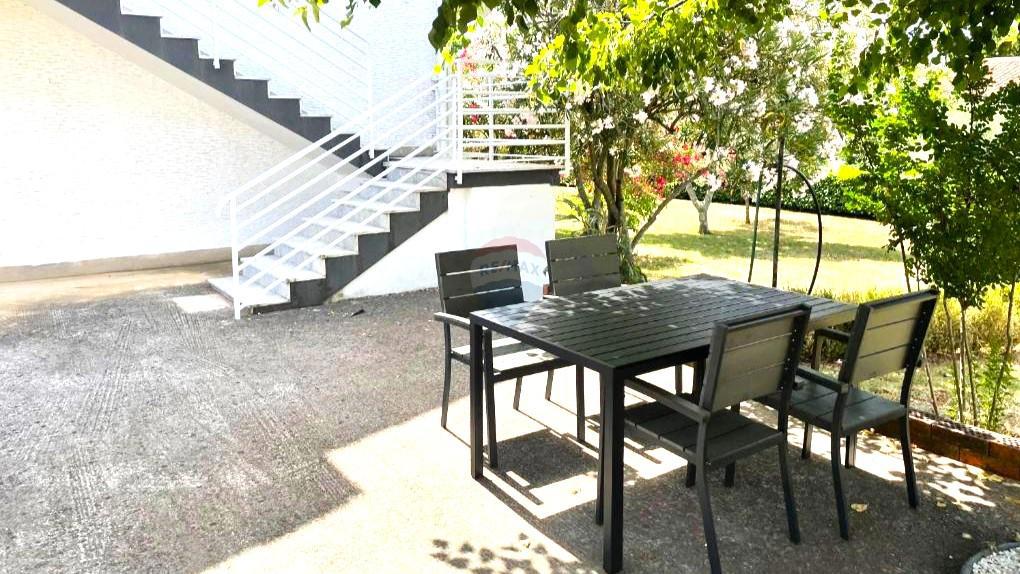 Casa con Ampio Giardino e Permesso di Costruzione, a Solo 1,5 km dal Mare