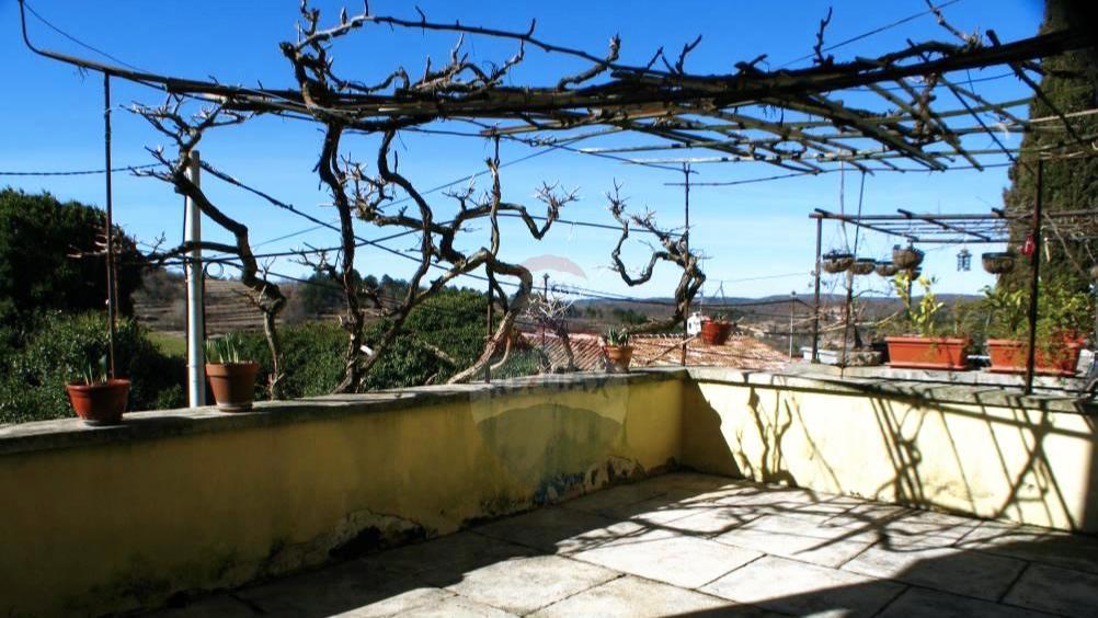 Istria, Oprtalj – Casa in pietra da ristrutturare