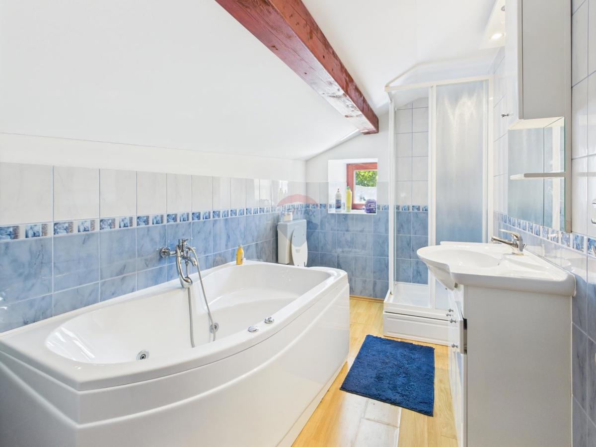 Crikvenica, Drivenik – casa con appartamenti per investimento