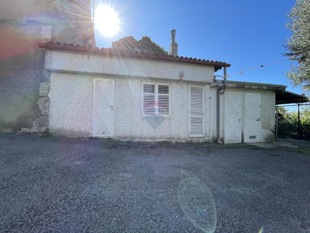 Novi Vinodolski, Bribir – casa con 2 appartamenti e terreno